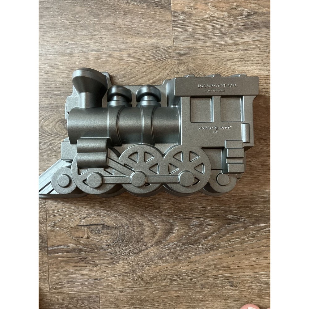 Locomotive Train Pan by Nordic Ware B3